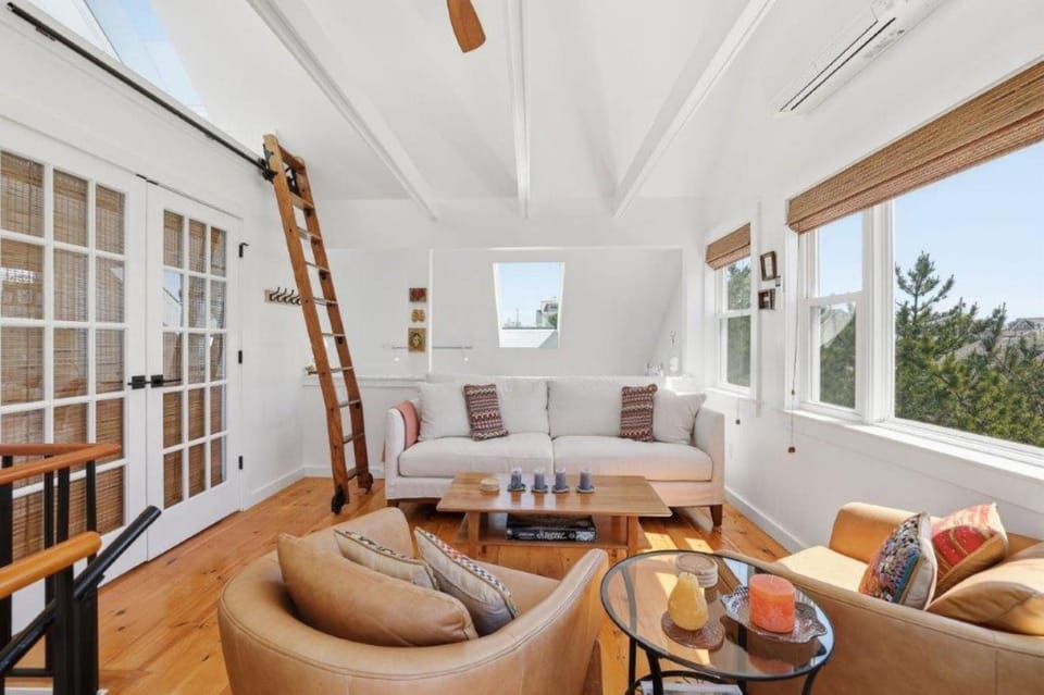 Quarterboard 6: Cape cottage near the beach House in East Sandwich