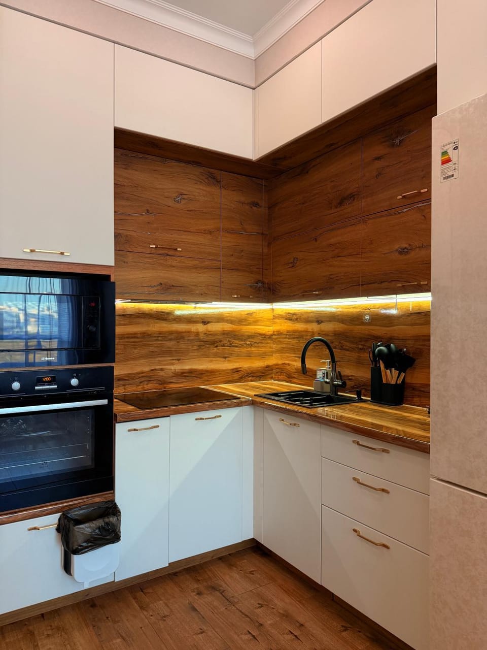 Kitchen or kitchenette, minibar, stove