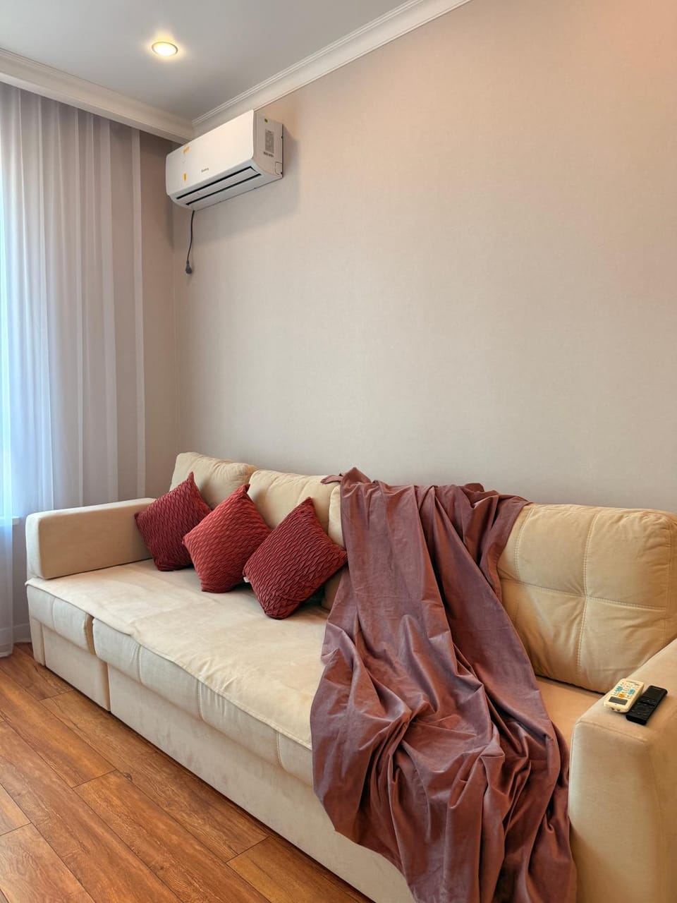 Living room, Seating area, air conditioner