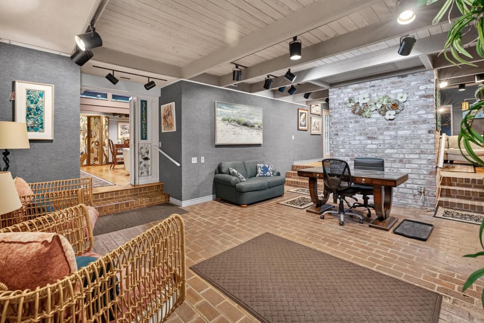Artist's Cottage - Eclectic Retreat Near Coligny House in South Forest Beach