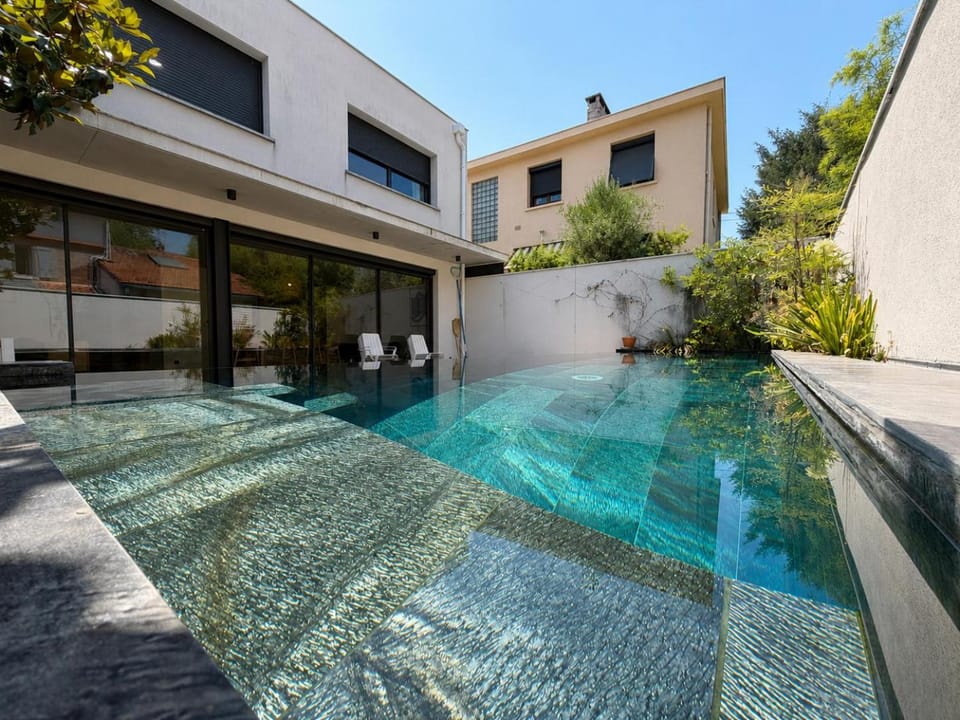 Property building, Day, Pool view, Swimming pool, Swimming pool