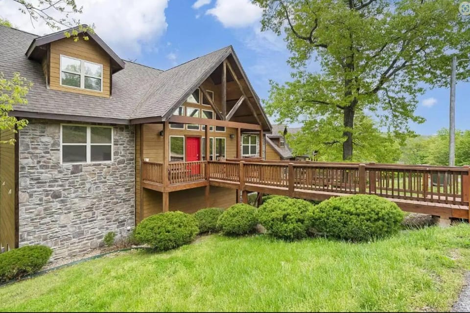 3 min to SDC! 8 Beds6 Bath Game Room NO STEPS House in Indian Point