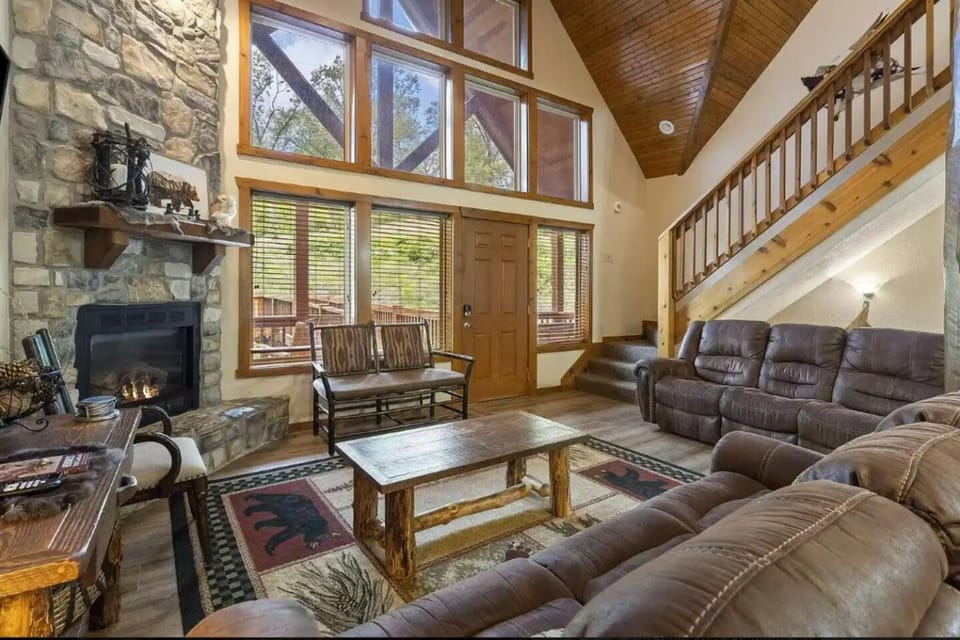 3 min to SDC! 8 Beds6 Bath Game Room NO STEPS House in Indian Point