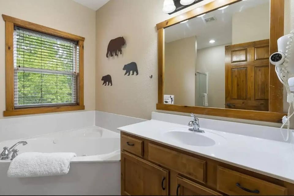 3 min to SDC! 8 Beds6 Bath Game Room NO STEPS House in Indian Point