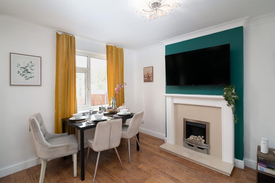 Communal lounge/ TV room, TV and multimedia, Living room, Dining area