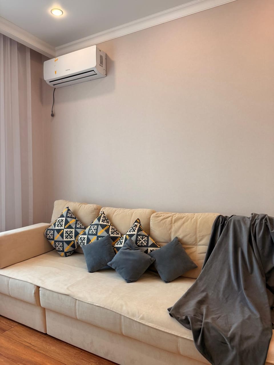 Bed, Living room, Photo of the whole room, Seating area, Bedroom, air conditioner