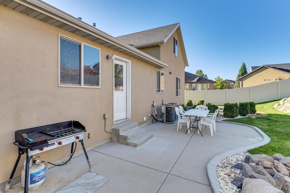 Patio & Mtn Views! Group Getaway in South Jordan House in South Jordan