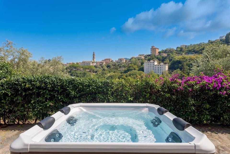 Villa with Pool e Jacuzzi Free Parking AC Villa in Rapallo