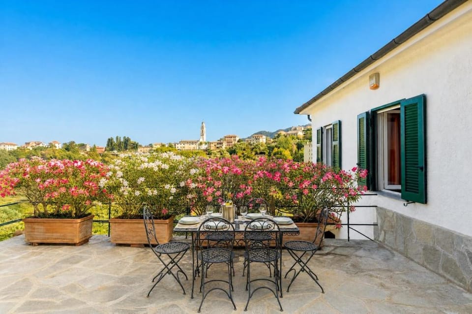Villa with Pool e Jacuzzi Free Parking AC Villa in Rapallo