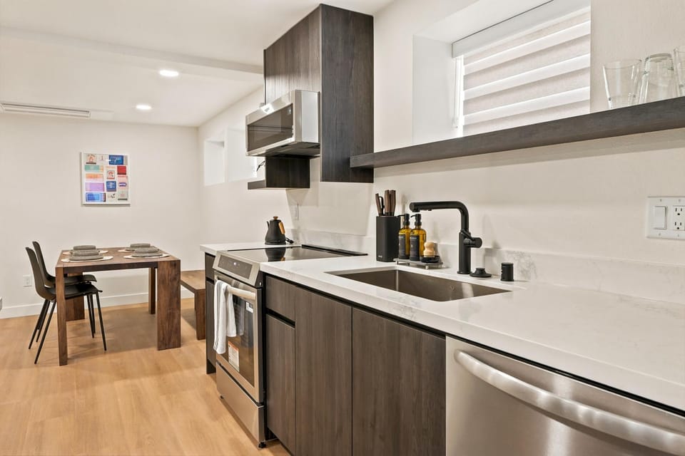 Kitchen or kitchenette, Dining area, dishwasher