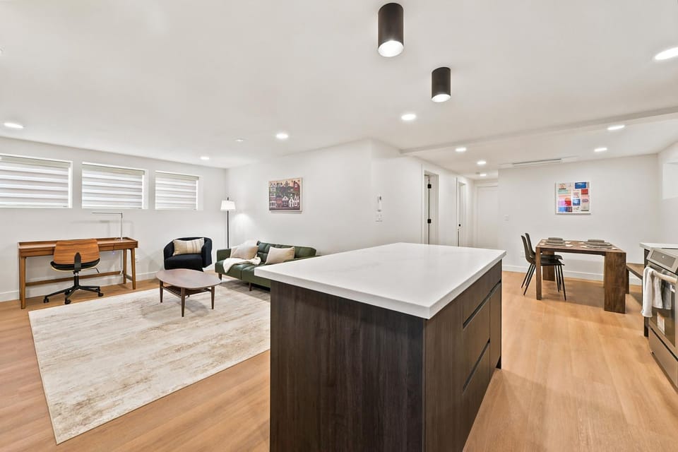 Kitchen or kitchenette, Living room, Seating area, Dining area