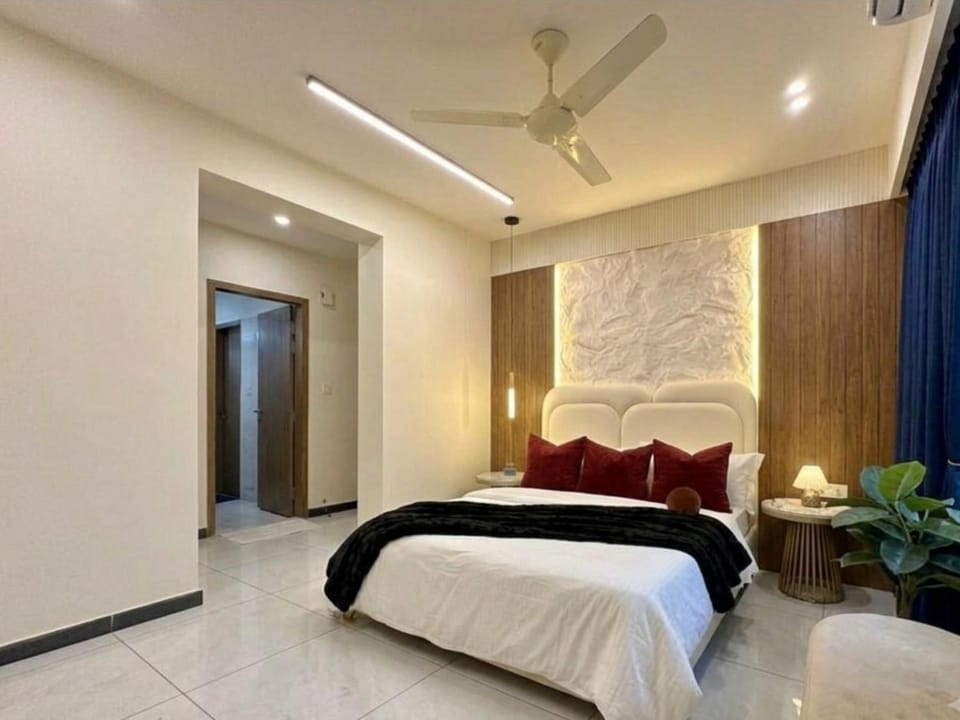 Bed, Photo of the whole room, Bedroom, fireplace, air conditioner