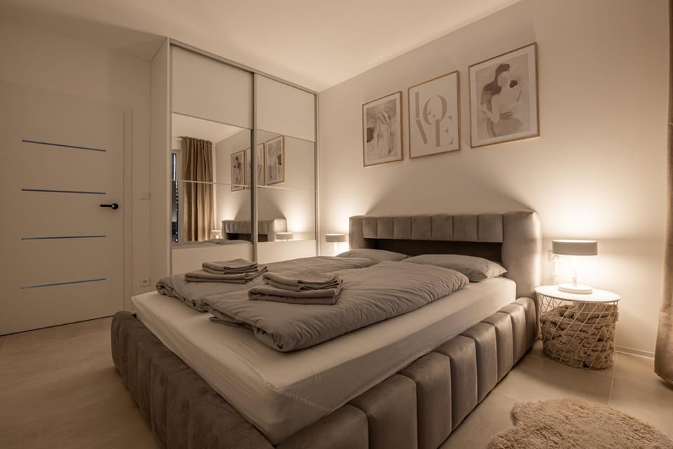 Photo of the whole room, Bedroom, towels, wardrobe