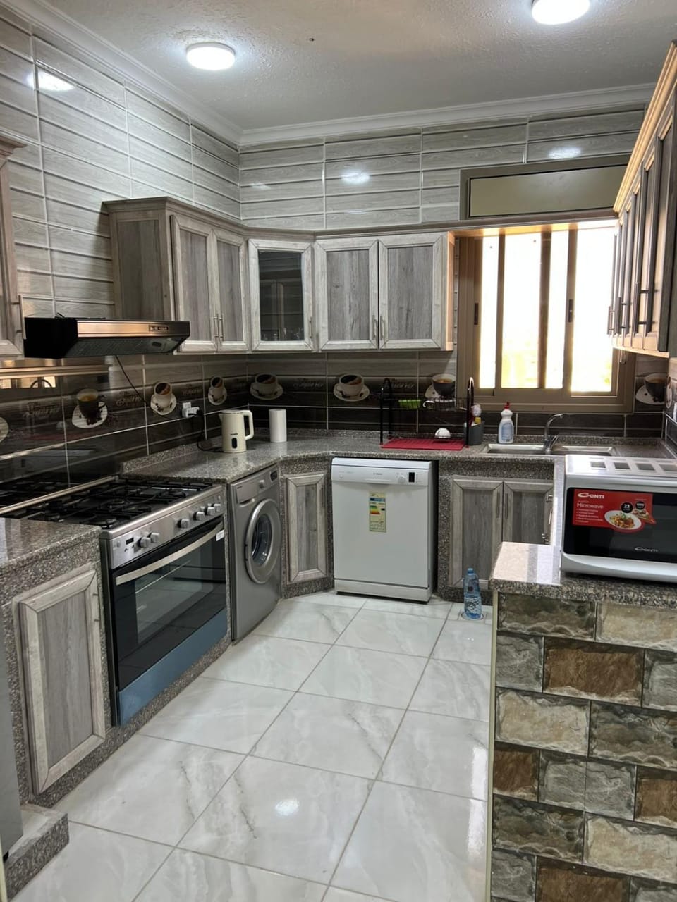 Kitchen or kitchenette, dishwasher, oven, washing machine