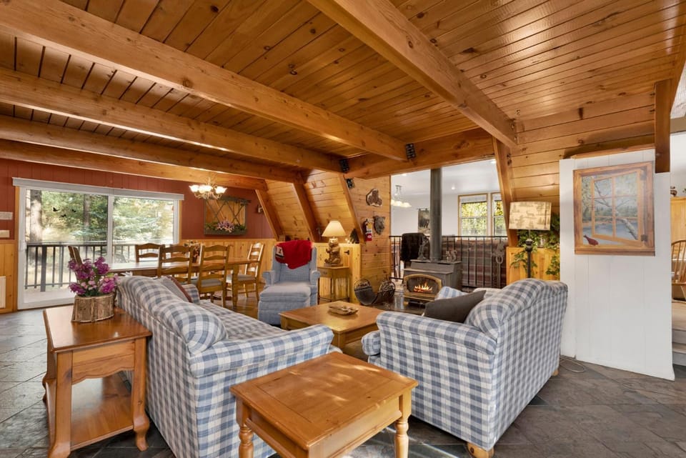 Mountain Getaway Near Snow Summit 4BR • 3.5BA • Game Room House in Big Bear