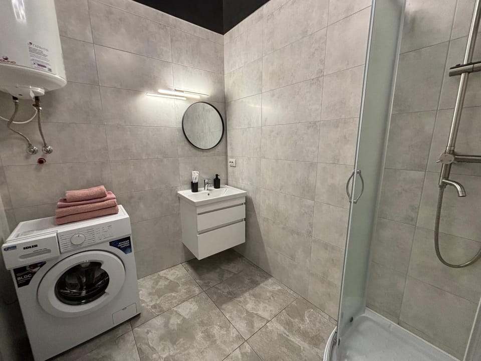 Shower, Bathroom, towels, washing machine
