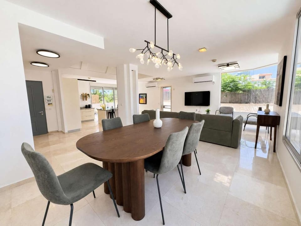 Villa Mare Estate Pool & Private Guest Suite Villa in Herzliya