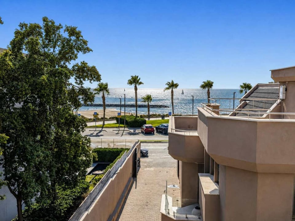 Villa Mare Estate Pool & Private Guest Suite Villa in Herzliya