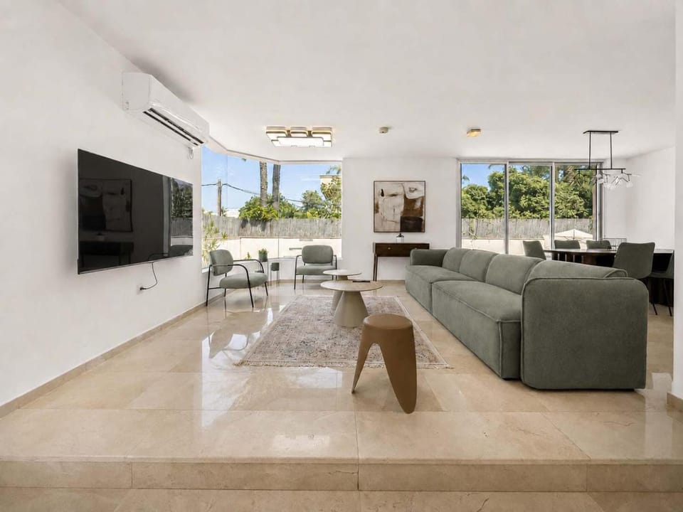 Villa Mare Estate Pool & Private Guest Suite Villa in Herzliya