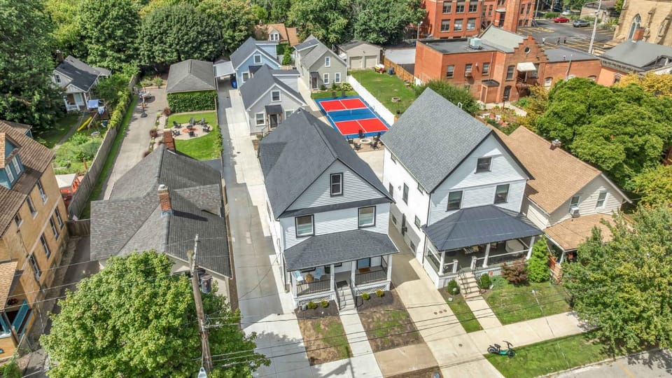 3 Homes Hot Tub Sauna & Pickleball Retreat House in Ohio City