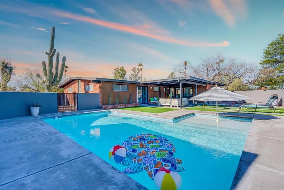 Mid-Century Desert Galore with Pool House in Catalina Foothills