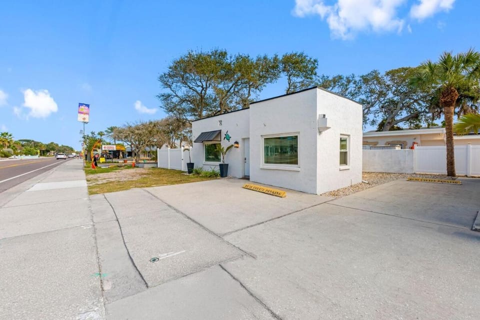 Turtle Nest Cottage House in Indian Rocks Beach