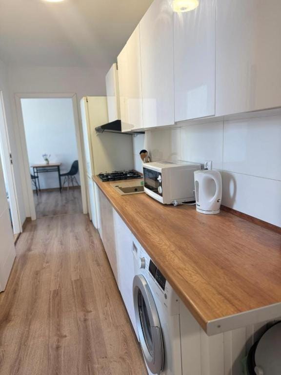 Coffee/tea facilities, Kitchen or kitchenette, oven, stove, washing machine