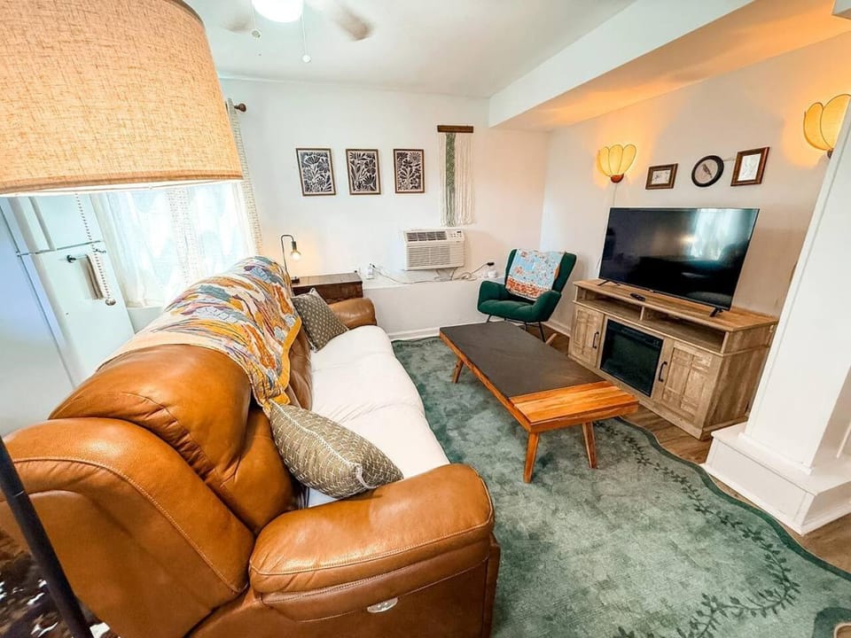KC Hideaway: Walkable to Nelson, Streetcar & Plaza House in South Hyde Park
