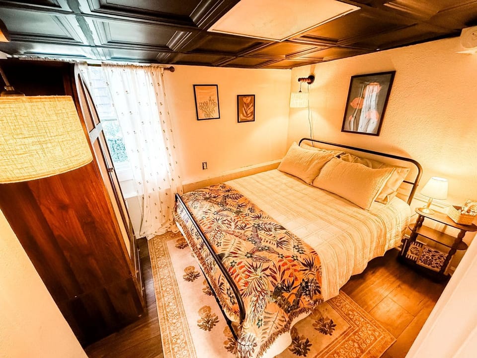 Bed, Day, Photo of the whole room, Decorative detail, Bedroom