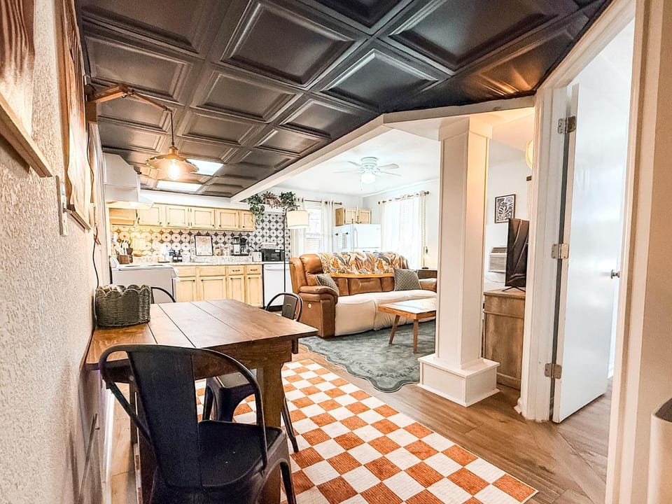 Kitchen or kitchenette, Living room, Decorative detail, Seating area, Dining area