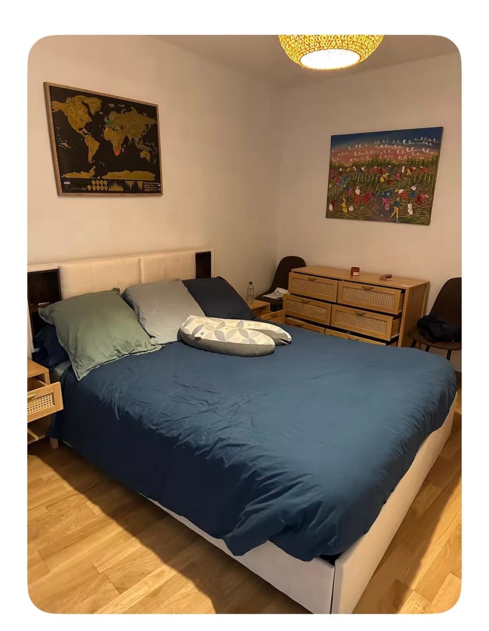 Photo of the whole room, Bedroom
