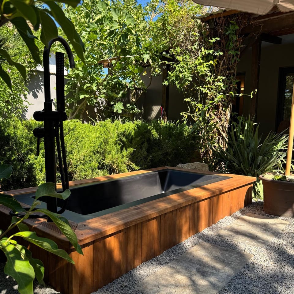 Garden, Hot Tub