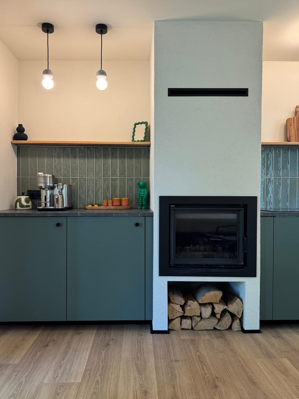 Kitchen or kitchenette, fireplace