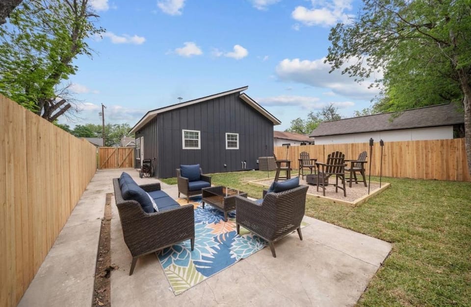 Patio, Garden, Seating area, Evening entertainment