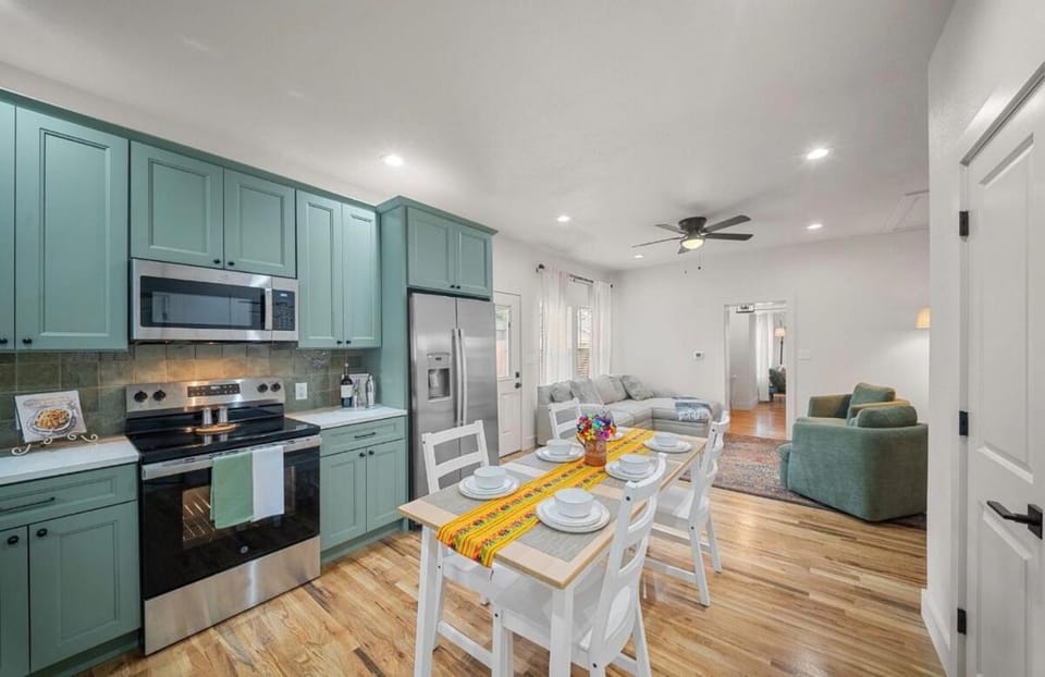 Kitchen or kitchenette, Living room, Seating area, Dining area, dishwasher, oven