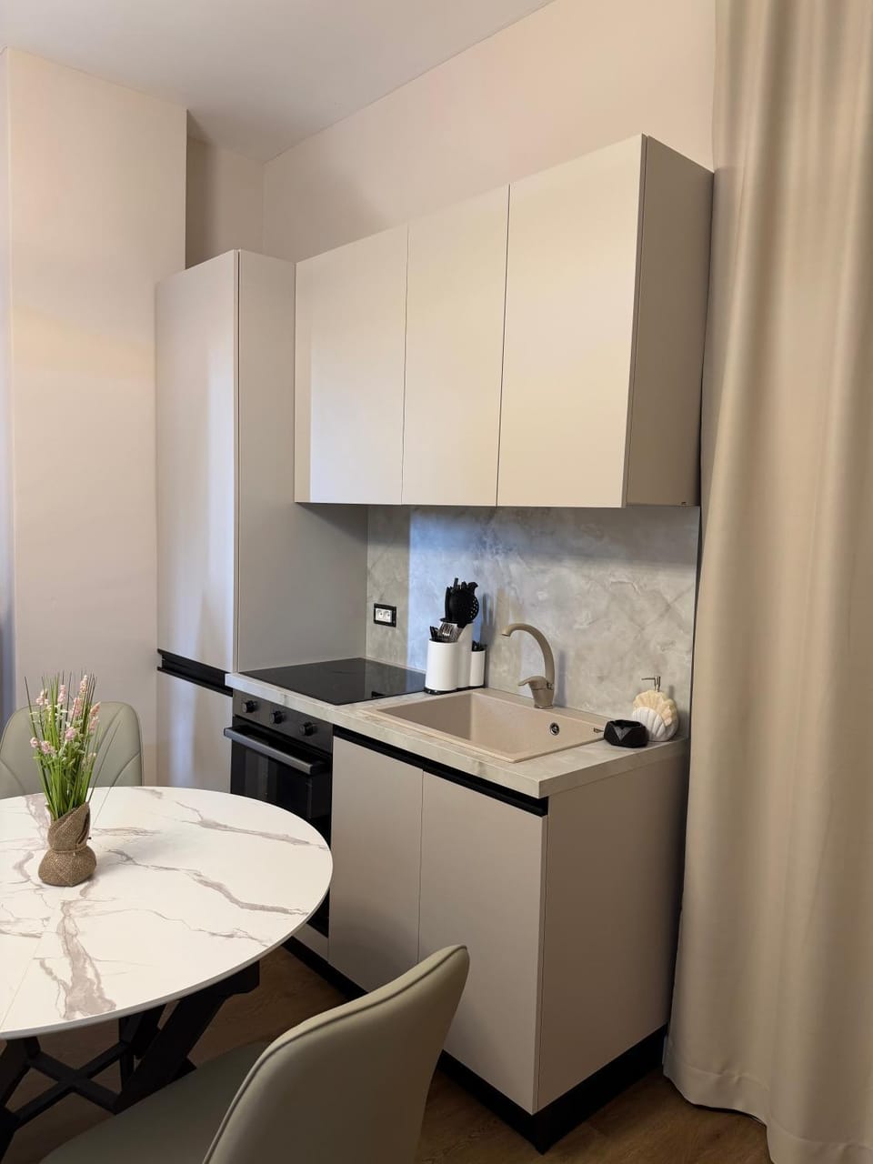 Coffee/tea facilities, Kitchen or kitchenette, oven, stove