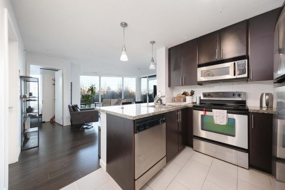 Luxury Central Condo with Pool Jacuzzi & Sauna Apartment in Vancouver