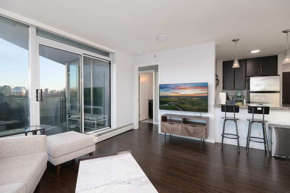 Luxury Central Condo with Pool Jacuzzi & Sauna Apartment in Vancouver