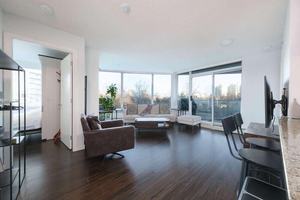 Luxury Central Condo with Pool Jacuzzi & Sauna Apartment in Vancouver