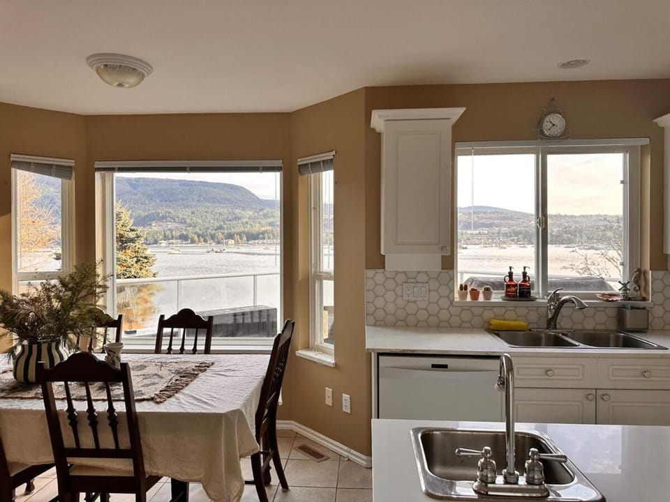 Waterfront House with Private Beach Access House in Sechelt