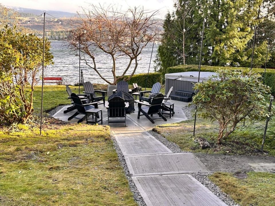 Waterfront House with Private Beach Access House in Sechelt