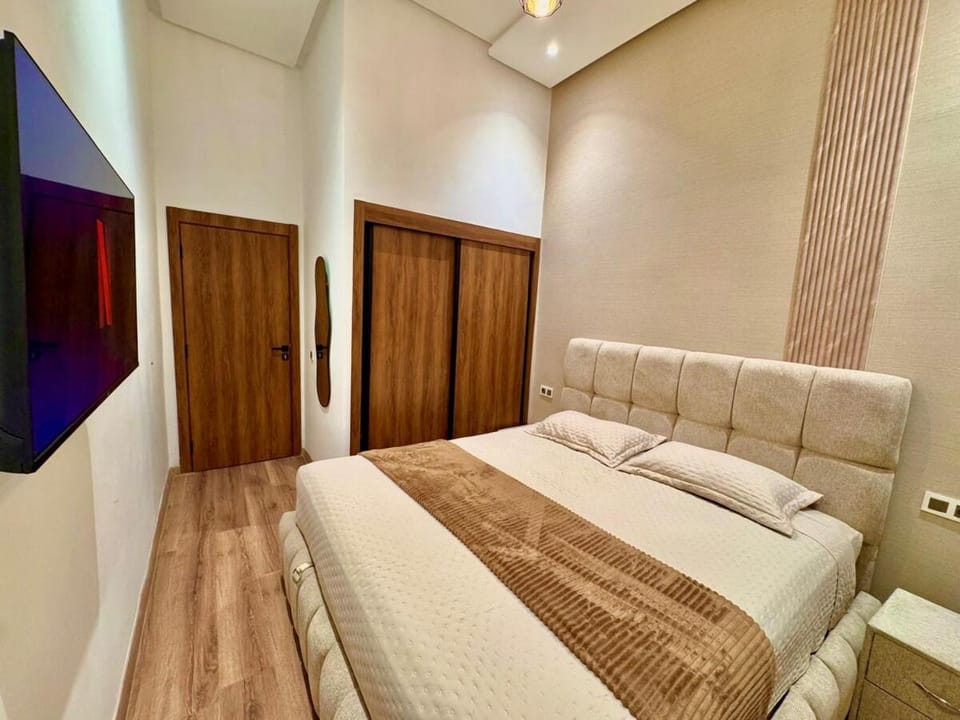 Modern 2BR Pool, klima, parking near stadiumAirport Apartment in Tangier