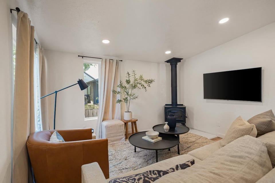 West House - Minutes to Autzen home House in Springfield
