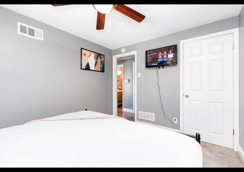 Bed, TV and multimedia, Bedroom