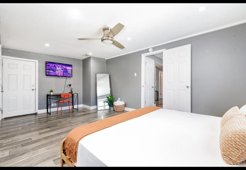 Bed, TV and multimedia, Bedroom