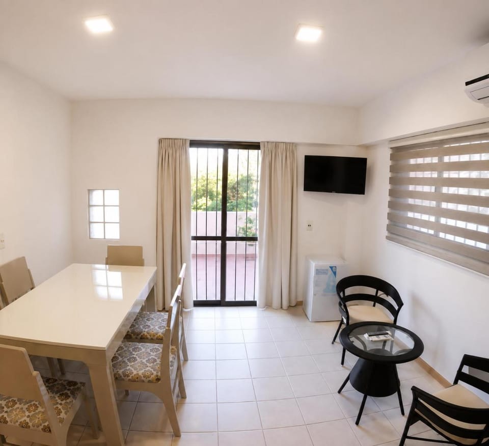 Communal lounge/ TV room, Living room, Dining area, air conditioner