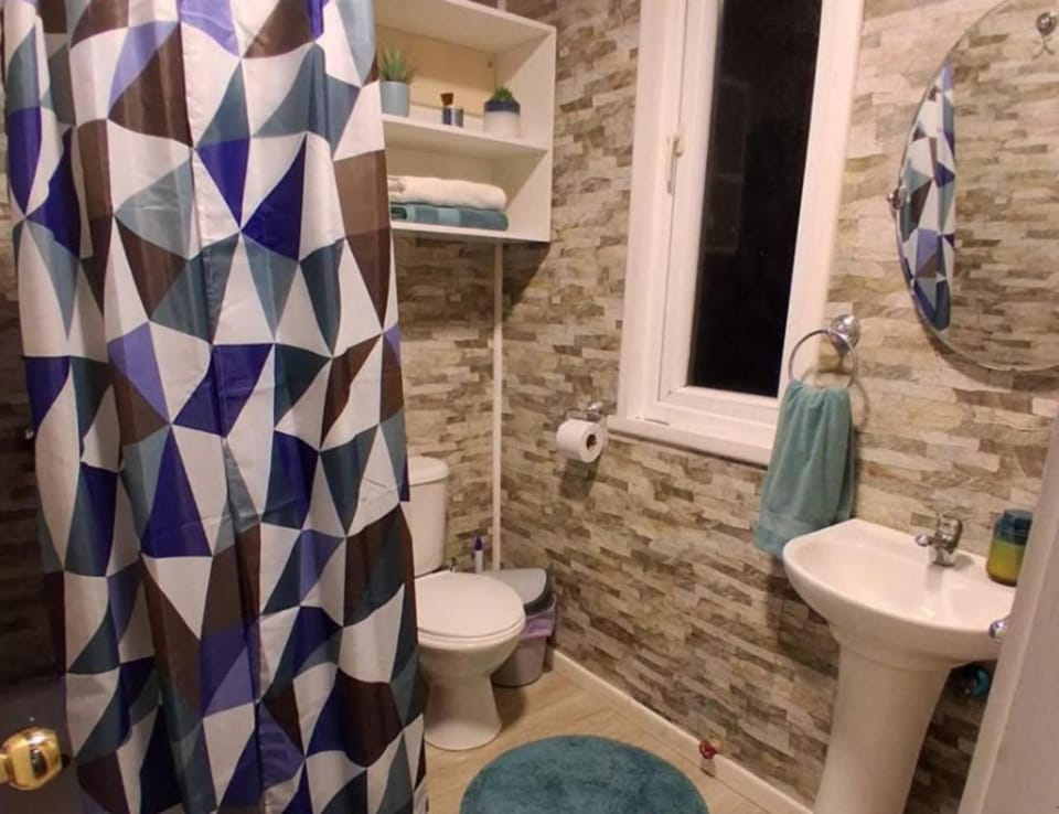 Shower, Toilet, Bathroom, towels