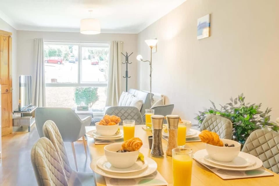 4 Bedroom Home Garden & Parking Guildford House in Guildford