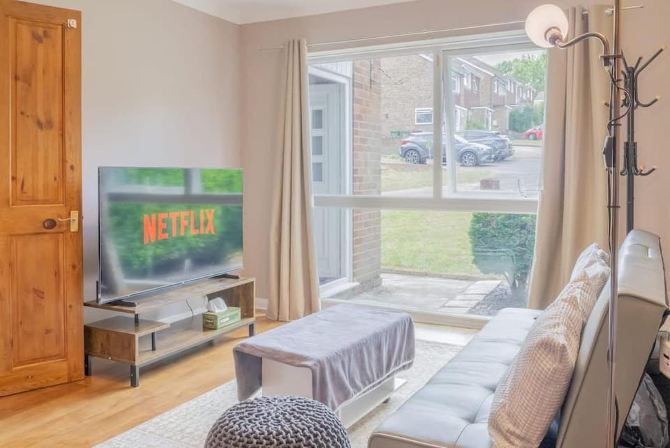 4 Bedroom Home Garden & Parking Guildford House in Guildford