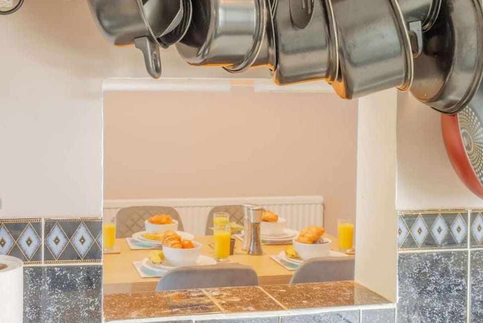 4 Bedroom Home Garden & Parking Guildford House in Guildford